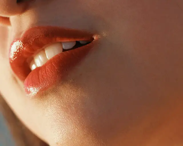 Ile kosztuje 1 ml kwasu hialuronowego w usta? Sprawdź ceny w Polsce