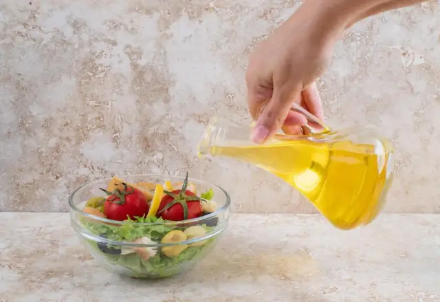 Jaka oliwa do sałatek? Odkryj, dlaczego extra virgin jest najlepsza