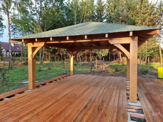 Jak zrobić dach kopertowy na altanie – uniknij najczęstszych błędów