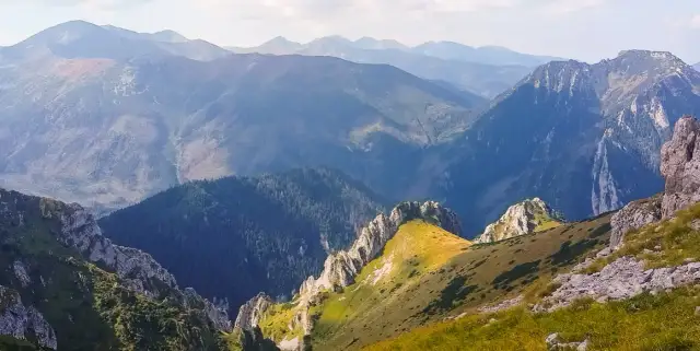 Czerwony Wierch: Odkryj tajemnice górskich szlaków i atrakcji