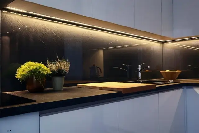 Ściana w kuchni: co zamiast płytek? 7 pomysłów na czystość!