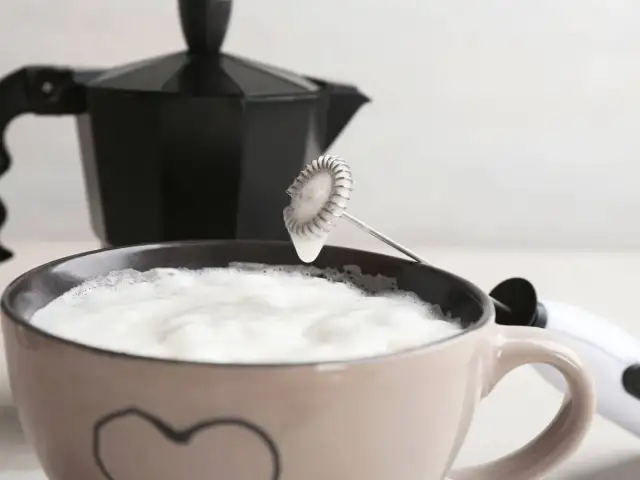 Jak spienić mleko roślinne - proste techniki na idealną piankę