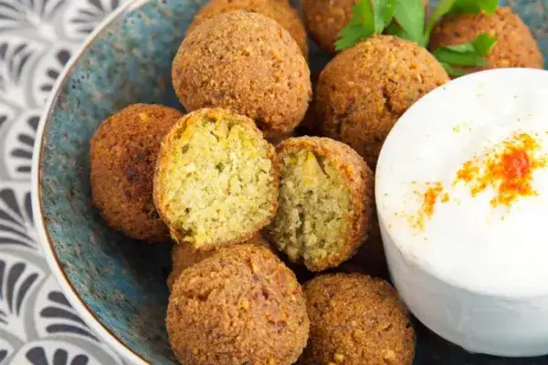 Falafel kebab: Wegetariański hit! Co to, skład i domowy przepis