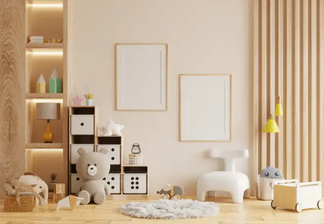 Przytulny pokój dla chłopca z pluszowym misiem, drewnianymi zabawkami i pustymi ramkami na ścianie.
