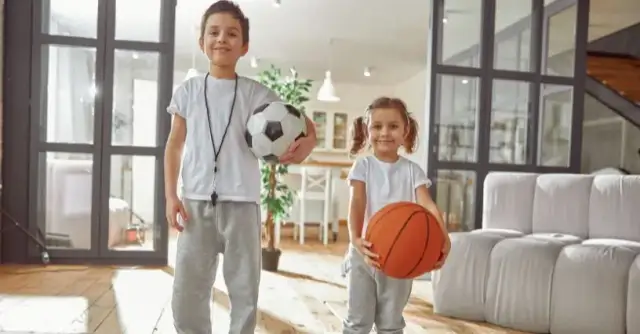 Koszykówka dla dziecka? Sprawdź, jak wybrać zajęcia i wspierać pasję