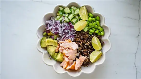 Przepis na zdrową sałatkę, która odmieni Twoje codzienne posiłki