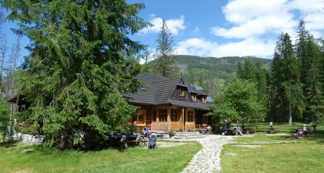 Czy schronisko może odmówić noclegu? Poznaj ważne zasady i sytuacje