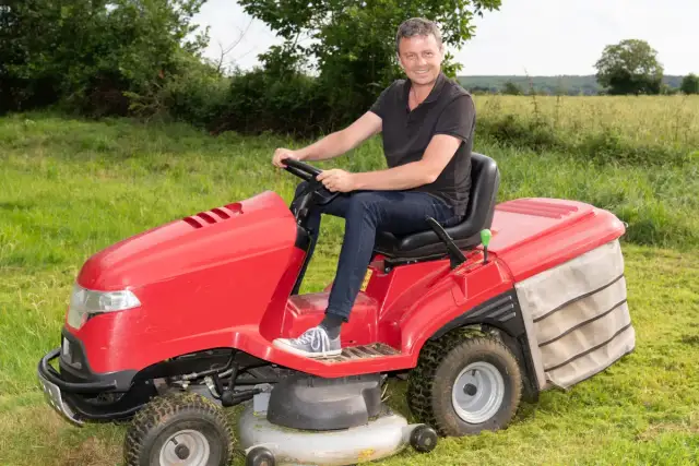 Jaki traktorek do trawy wybrać? Poradnik krok po kroku