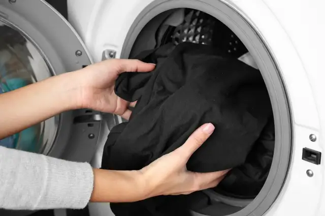 Dlaczego czarne pranie śmierdzi - Jak skutecznie pozbyć się zapachu?