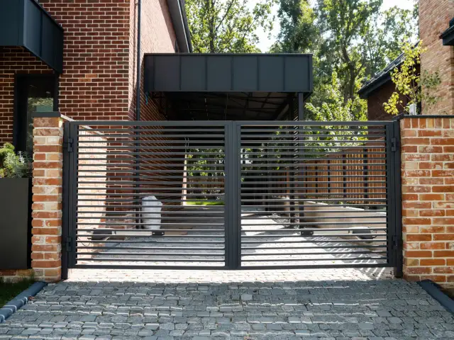 Co zamiast płotu? Odkryj tanie i stylowe alternatywy ogrodzeń