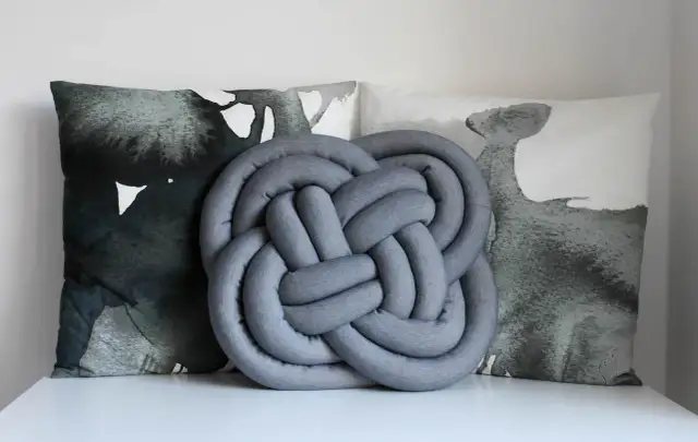 Poduszka z koca DIY: Stwórz ją łatwo, nawet bez szycia!