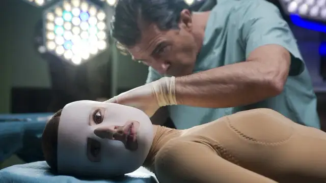 Skóra w której żyję nie jest dostępna na Netflix – gdzie obejrzeć?