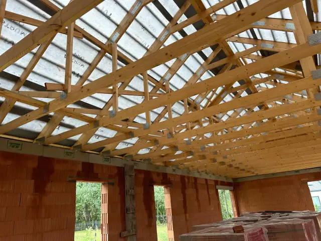 Jak obliczyć konstrukcję dachu? Ekspert radzi: uniknij błędów!