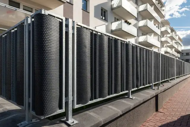 Czym zasłonić balustradę na balkonie, aby poprawić prywatność?