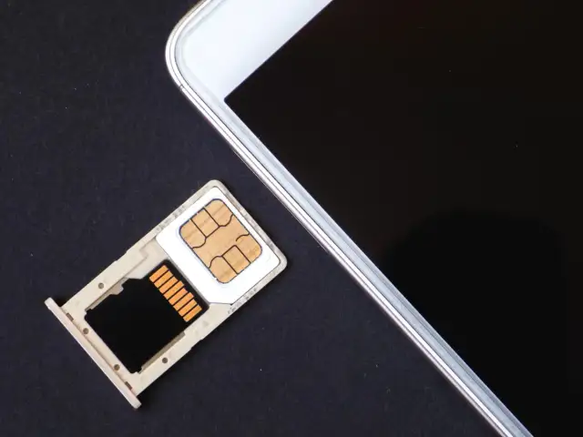 Taca na karty SIM i microSD obok ekranu smartfona. Czy iPhone 13 ma dual SIM? Ten obrazek sugeruje, że tak.