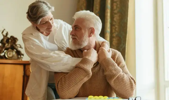 Objawy zakochania się mężczyzny po 50 – co naprawdę oznaczają?