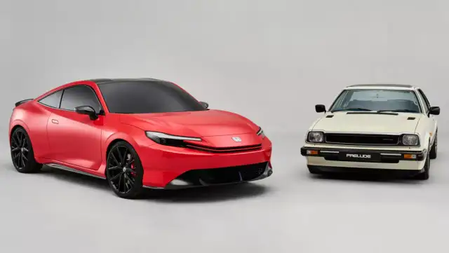 Nowy, czerwony koncept sportowego coupe obok klasycznego, kremowego Honda Prelude.