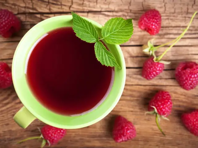 Jak zrobić pyszną herbatę malinową w domu – prosty przepis i korzyści zdrowotne