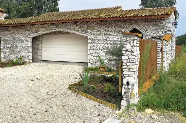 Podjazd z kruszywa krok po kroku: Jak zbudować trwały i tani?