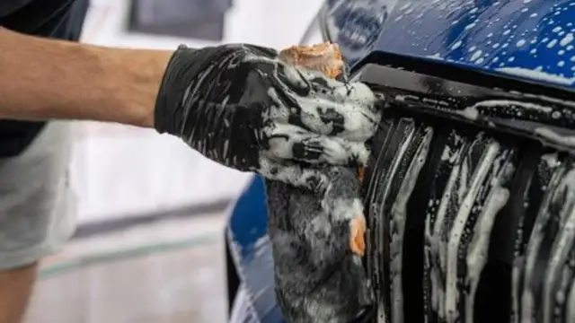 Perfekcyjne mycie auta: Czym i jak, by lakier lśnił bez rys?