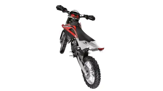 Husqvarna WR 125 gotowy do akcji. Czerwono-biały motocykl crossowy z grubymi oponami i wyścigowym designem.