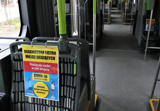 Ograniczona liczba miejsc siedzących w autobusie. Proszę nie siadać w tym miejscu. Zachowaj dystans od innych pasażerów.