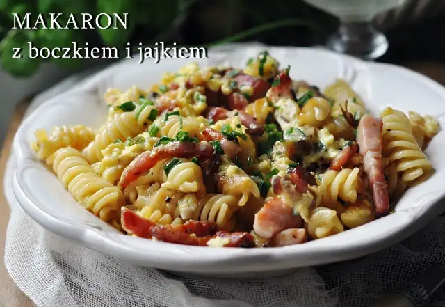 Szybkie i proste pomysły na obiad z jajek i makaronu, które zaskoczą