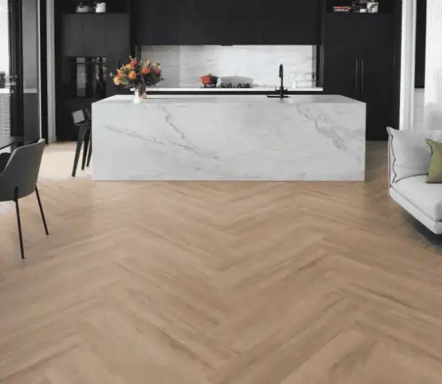 Jakie panele na podłogę? Wybierz idealne: laminat, winyl, drewno.