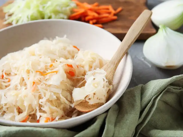 Co do surówki z kapusty kiszonej? Sprawdź najlepsze dodatki i przepisy
