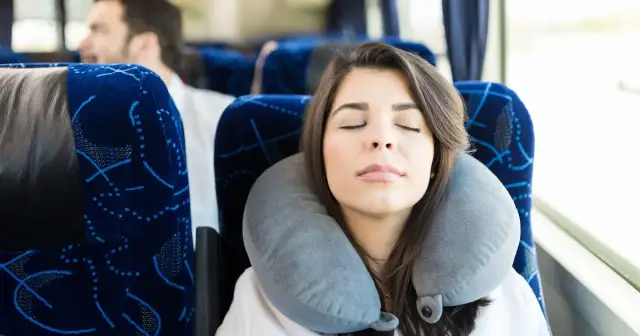 Jak używać poduszki podróżnej, aby uniknąć bólu szyi i cieszyć się komfortem