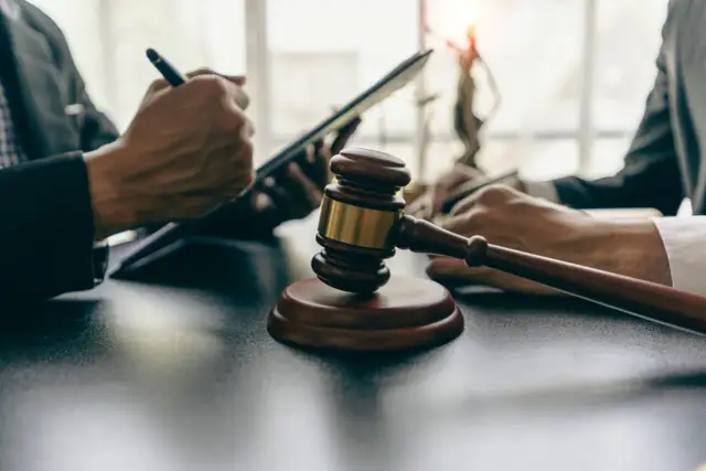 Adwokat czy radca prawny: Kto tańszy? Prawda o kosztach usług prawnych