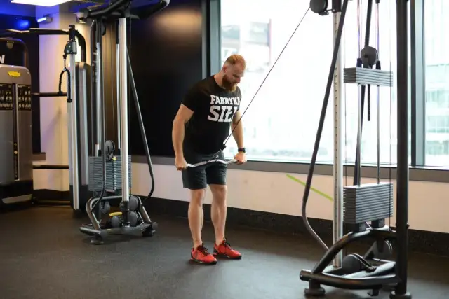 Wyciąg górny: ćwiczenia, technika i błędy dla idealnych pleców