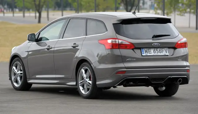 Szary Ford Focus MK3 kombi z widocznym tyłem i tablicą rejestracyjną.