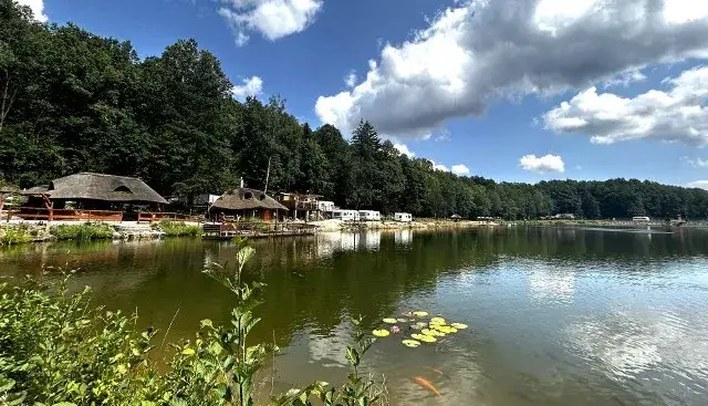 Najlepsze pole namiotowe nad jeziorem w Dolnośląskiem z atrakcjami