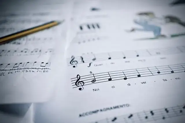 Jak pisać teksty piosenek, aby wzbudzać emocje i przyciągać słuchaczy