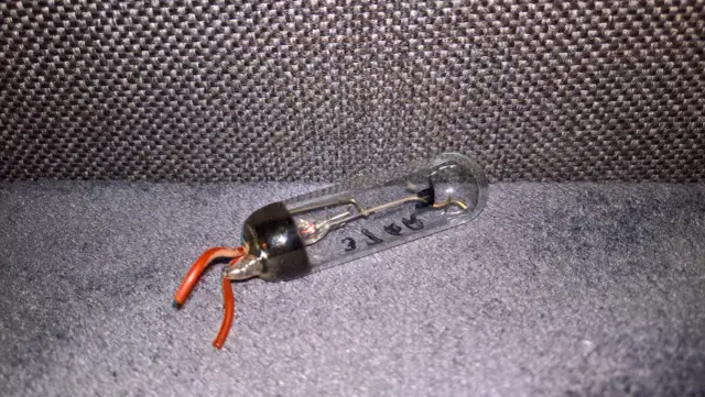 Szklana bańka z elementami elektronicznymi i czerwonymi przewodami. Tak wygląda prostownik, który kiedyś zasilał urządzenia.