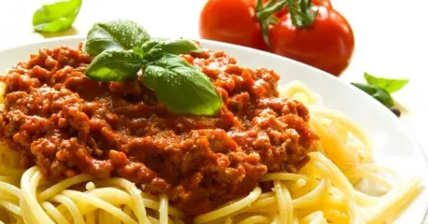 Ile kalorii ma spaghetti z mięsem mielonym? Sprawdź, co jeść!