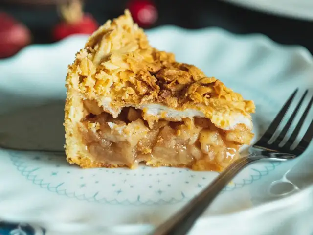 Ile podpiec spód do szarlotki, aby uniknąć zakalca i uzyskać idealną konsystencję?