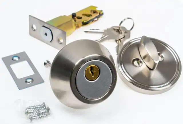 Wymiana zamka w drzwiach chińskich: Czy europejski pasuje? Poradnik