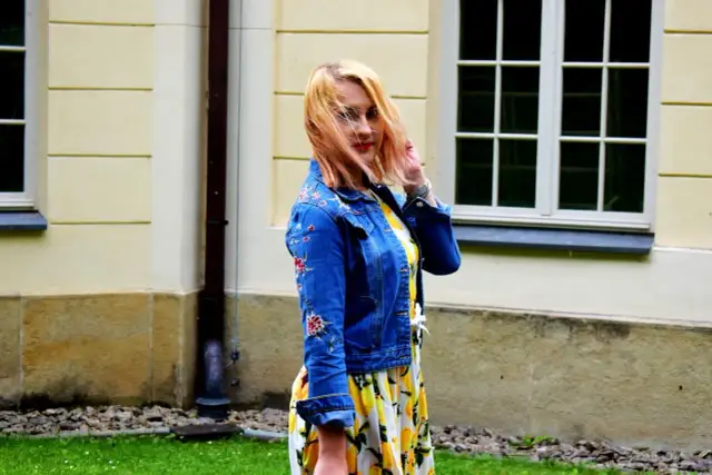 Dżinsowa kurtka + sukienka w kwiaty: Stwórz idealne stylizacje!