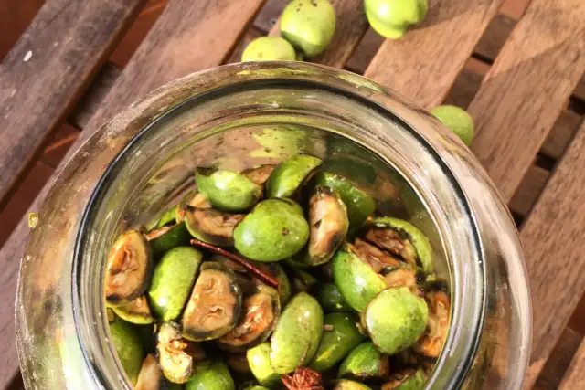 Nalewka z orzecha włoskiego - Jak uniknąć goryczy? Sprawdzony przepis