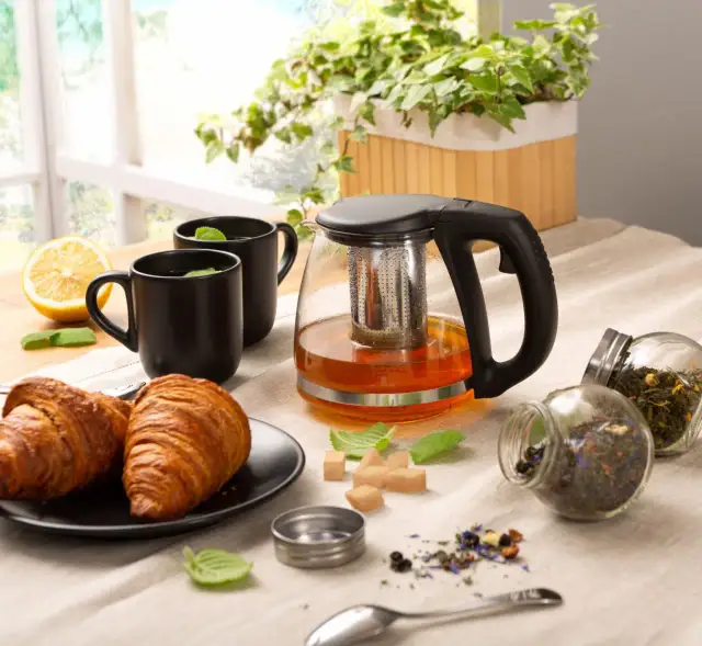 Jak wykorzystać przeterminowaną herbatę? 10 kreatywnych zastosowań w domu