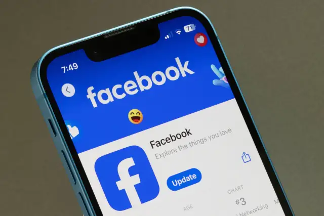 Ekran telefonu z aplikacją Facebook i przyciskiem "Update".