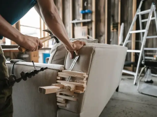 Jak skutecznie naprawić przypaloną kanapę i uniknąć kosztów wymiany