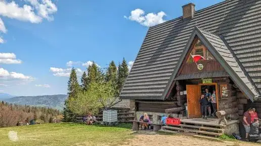 Bacówka na Rycerzowej: Szlaki, noclegi, racuchy czy to miejsce dla Ciebie?