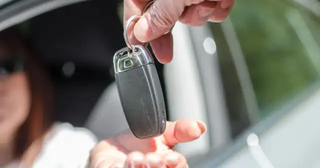 Przekazanie kluczyków do auta. Darowizna samochodu może wiązać się z koniecznością zapłaty podatku od darowizny auta.