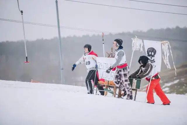 Jaką nazwę nosi centrum narciarskie na Mazurach? Odkryj Kurza Góra