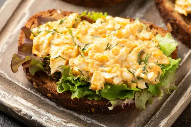 Czy jajecznica tuczy? Odkryj sekret dietetycznego śniadania!