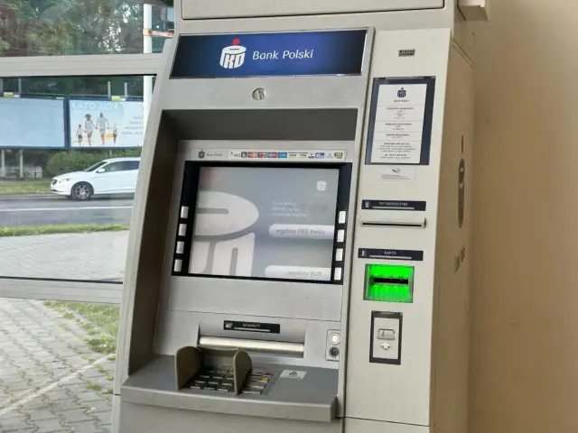 Bankomat PKO BP umożliwia pko bp wpłata gotówki w oddziale. Wygodnie wpłacaj pieniądze bez kolejki.