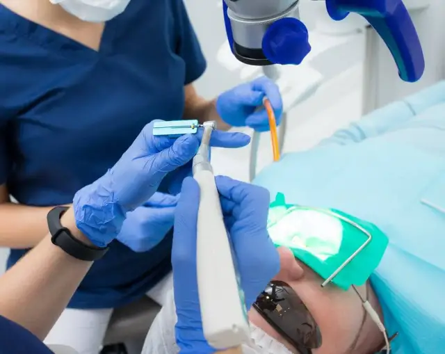 Ile kosztuje dentysta w Niemczech? Zaskakujące ceny i ubezpieczenie